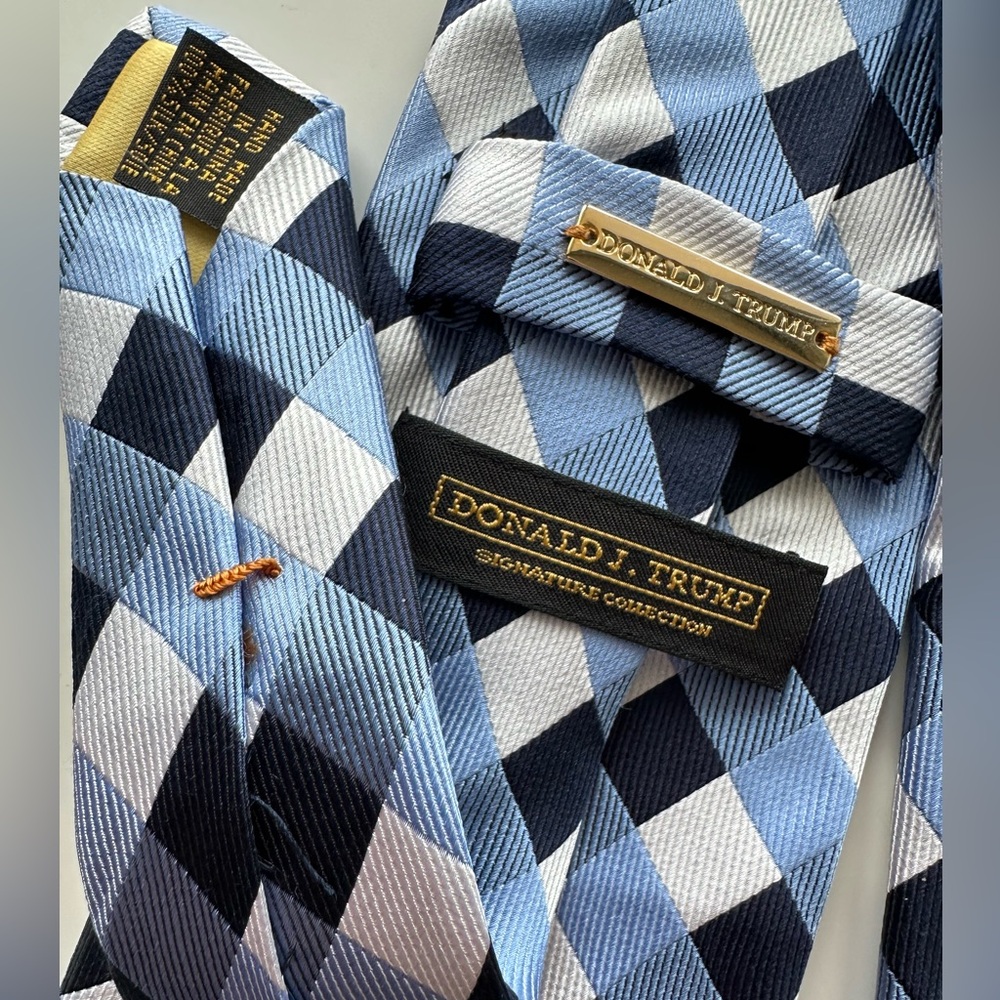 DONALD J. TRUMP Vintage Signature Necktie Blue White 100% Silk Tie 3.5W 59L